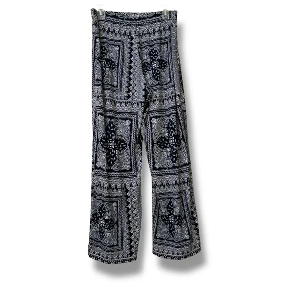 Premise wide leg palazzo pants in a black white paisley floral pattern - Picture 4 of 8